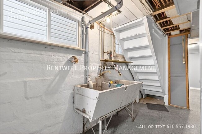 Building Photo - 10 S Spring St