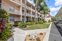 Building Photo - SEASONAL GORGEOUS 2 BEDROOM, 2 BATHROOM CO...