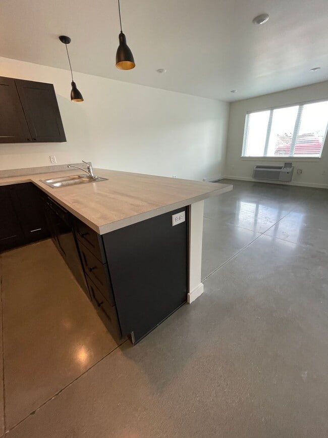 Building Photo - 1525 Windrow Dr