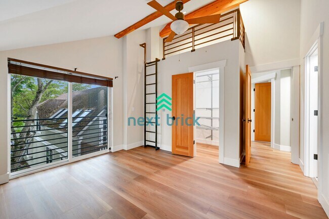 Building Photo - Stunning 2BR and 3BA single family with la...