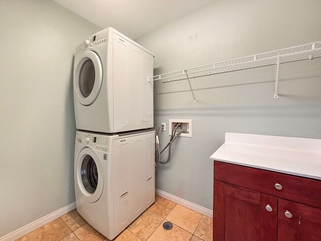 Building Photo - SD: Bright 2BD/2.5BA Townhome in Point Loma with Fireplace, Private Balcony & Tandem Garage