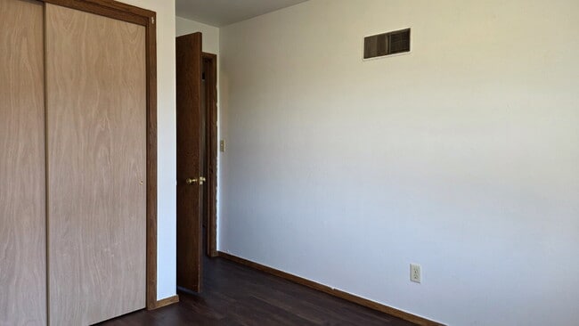 Building Photo - "3-Bed Townhouse with 1.5 Baths in Appleton!