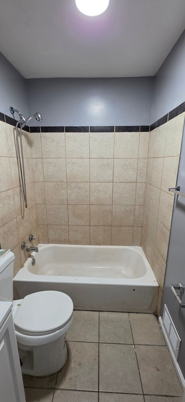 Building Photo - 604 N Dukeland St