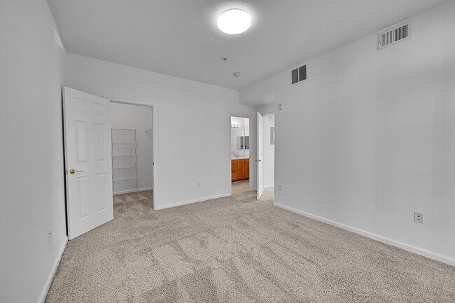 Building Photo - $1,900 - 2 Bed, 2 Bath Condo in Aurora with AC and In Unit Laundry!