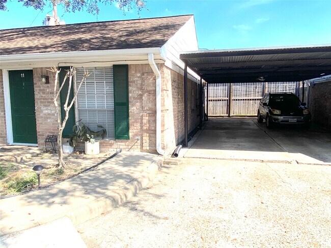 Building Photo - 10122 Shadow Wood Dr