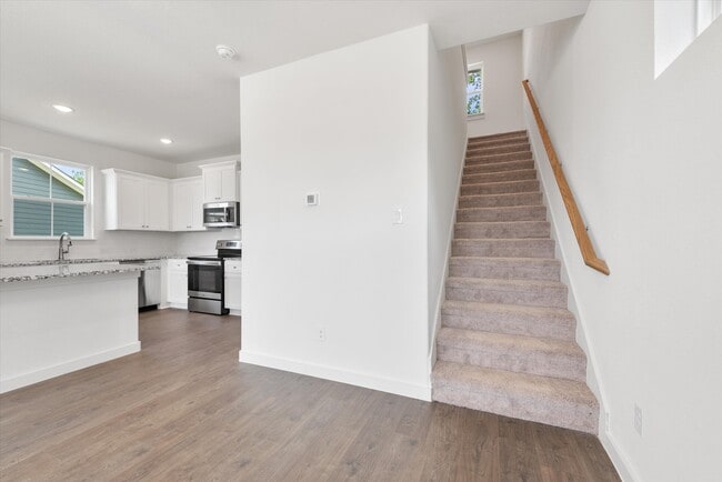 Building Photo - 1230 Elm Ct