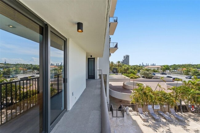 Building Photo - 801 N Venetian Dr