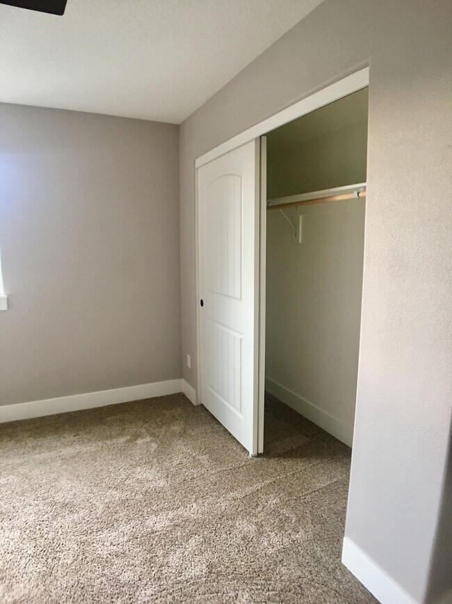 Building Photo - Spacious 3br/3.5ba House with Garage & AC in South Tabor Neighborhood