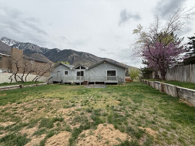 Building Photo - Large Five Bedroom Home, Sandy, 2500 sq ft, New Paint, New carpet, New Flooring