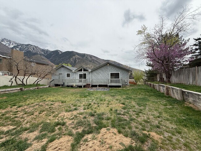 Building Photo - Large Five Bedroom Home, Sandy, 2500 sq ft, New Paint