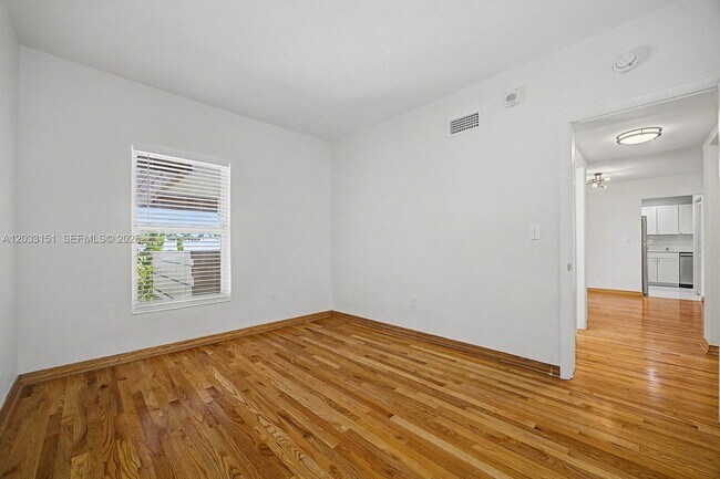 Building Photo - 1205 Mariposa Ave