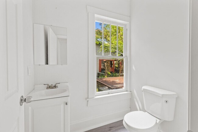 Building Photo - Charming 4 Bedroom, 2 Bathroom house