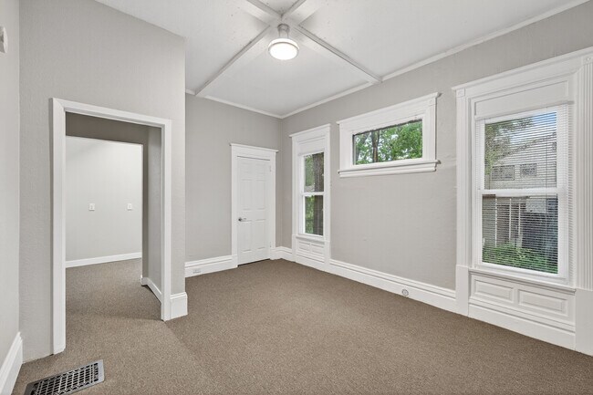 Building Photo - 812 7th St SE