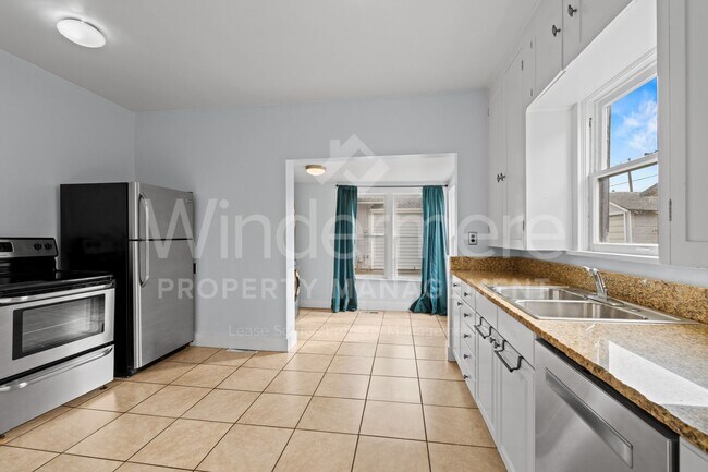 Building Photo - 3 Bedroom , 1 Bath