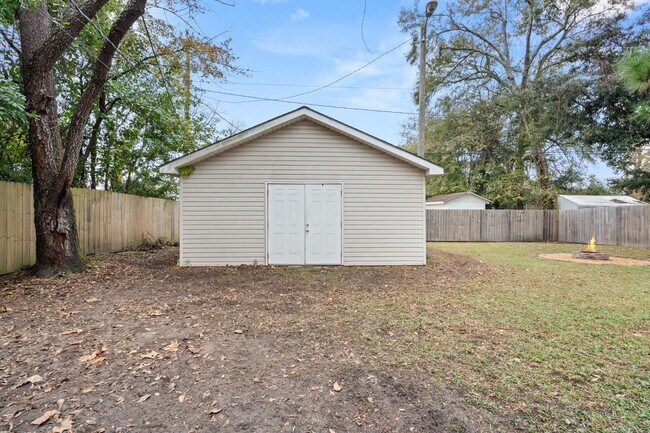 Building Photo - Charming 3BR Home + Bonus Room Near Downtown Savannah & Tybee Island