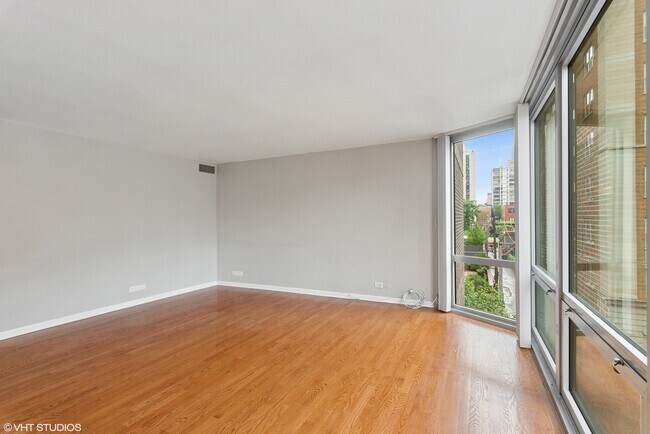 Living room - 21 W Goethe St