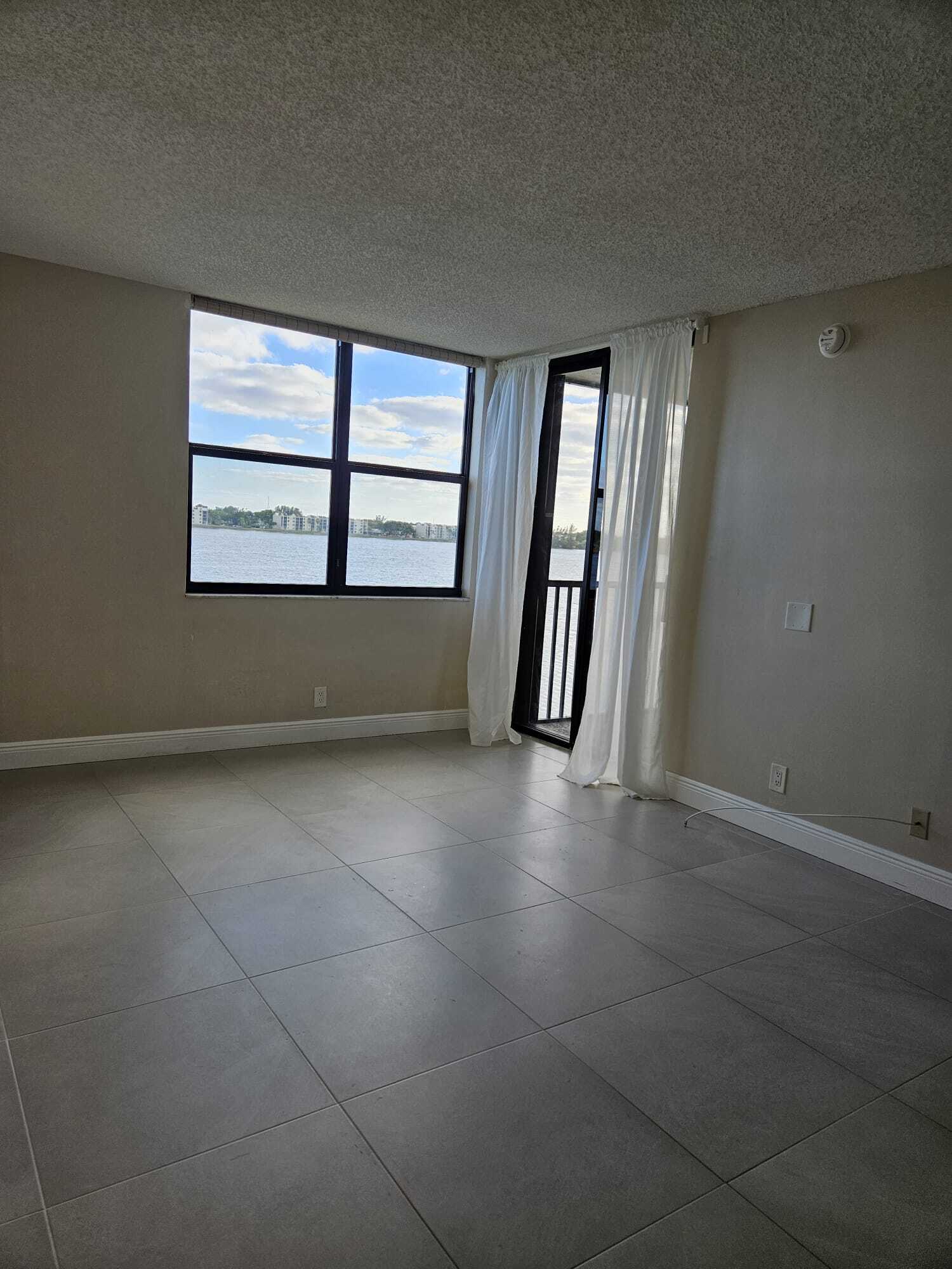 Building Photo - 105 Lake Emerald Dr