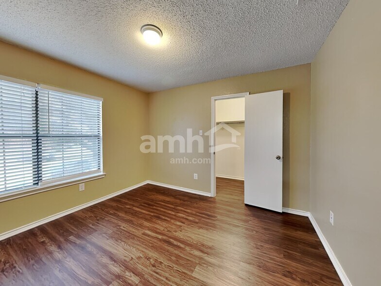 Building Photo - 1312 Greenleaf Ct