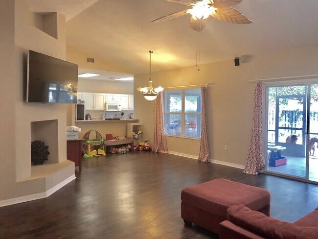 Building Photo - 4BR/2BA in Sorrento with large, fenced-in ...