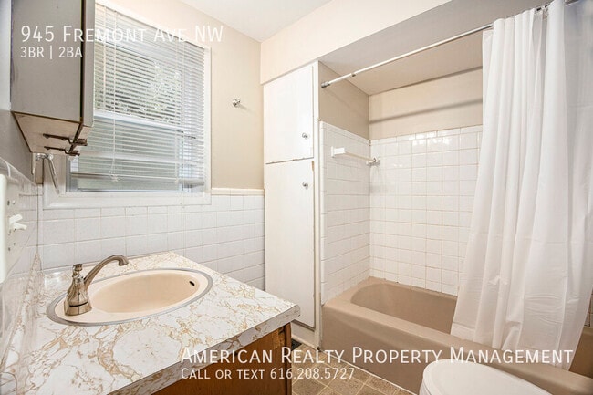 Building Photo - 945 Fremont Ave NW