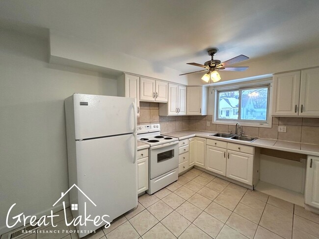 Building Photo - Charming 3 Bedroom 1.5 Bathroom now available for rent