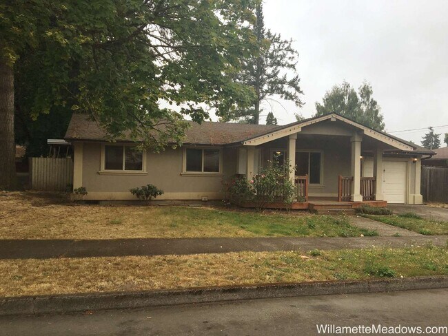 Building Photo - 4 Bedrooms, 2 Bathrooms, Large Fenced Backyard in Central Salem