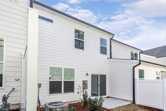 Building Photo - Updated Townhome with 1 Car Garage - close to Southpoint!