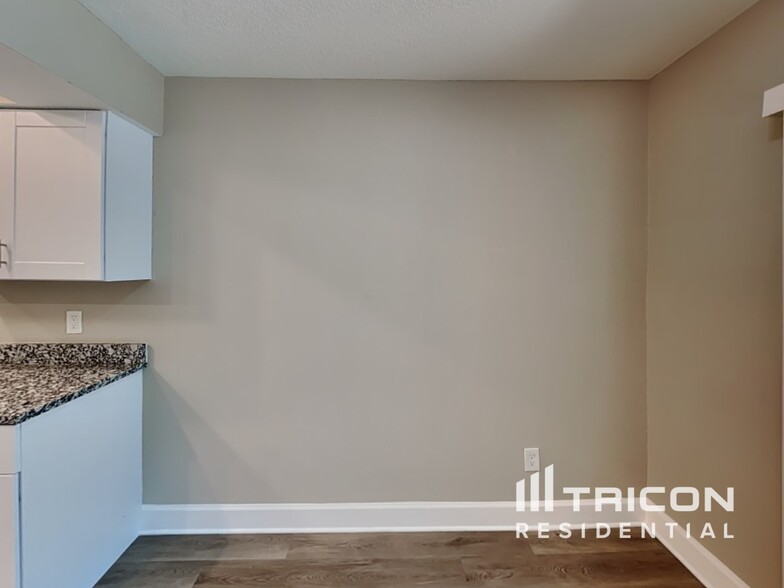 Building Photo - 2546 Glenview Dr