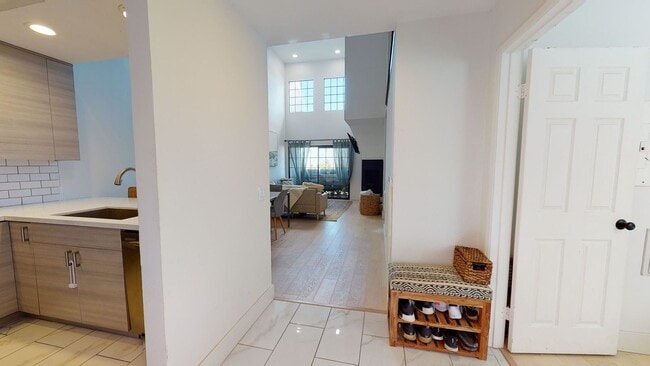 Building Photo - Bright 3 Bed 2 Bath Furnished Condo Available for Long Term Lease