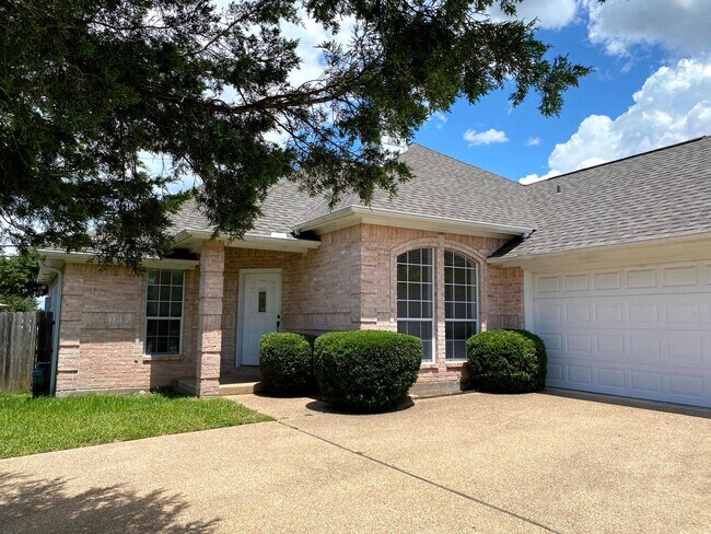 Building Photo - FABULOUS THREE BEDROOM HOME WITH LARGE DECK, FIREPLACE AND FLEX ROOM