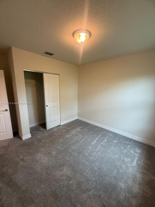 Building Photo - 3141 Tamarind Dr