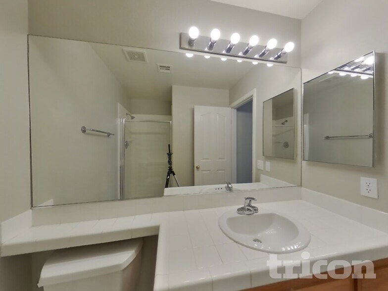 Building Photo - 9221 Valador Ave