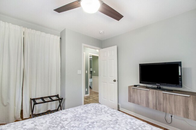 Building Photo - 6-8 months furnished 4 Bedroom 1.5 Bath