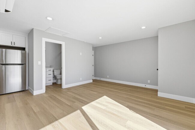 Building Photo - Donner