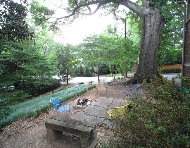 Building Photo - 1197 Stillwood Dr NE