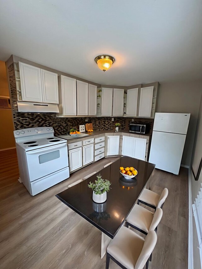Building Photo - Stylish and Spacious 4-Bedroom Home PLUS C...
