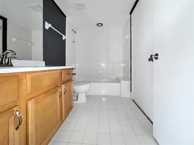 Building Photo - 200 E Dania Beach Blvd
