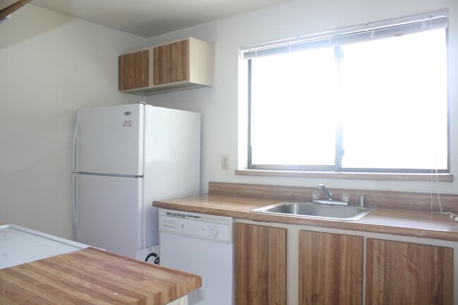 Building Photo - Top floor, 2drm, 2 full bath, open floor plan, pool, water, sewer, garbage included in rent