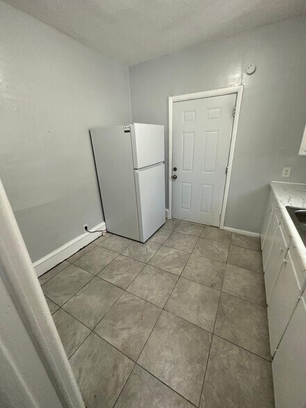 Building Photo - 1555 W 7th St