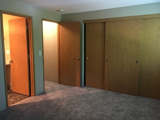 Building Photo - SALMON CREEK ~ WATERS EDGE CONDOS~ LARGE 2...