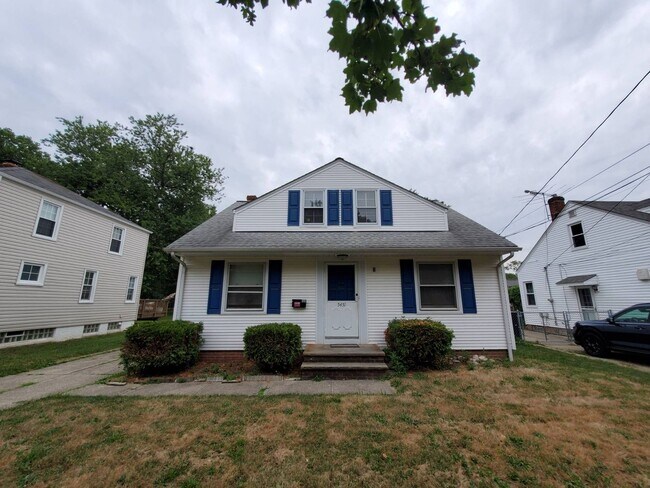 Building Photo - Charming 4-Bedroom Property in Prime Location