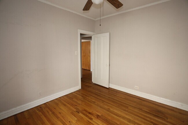 Building Photo - 6265 W Cornelia Ave