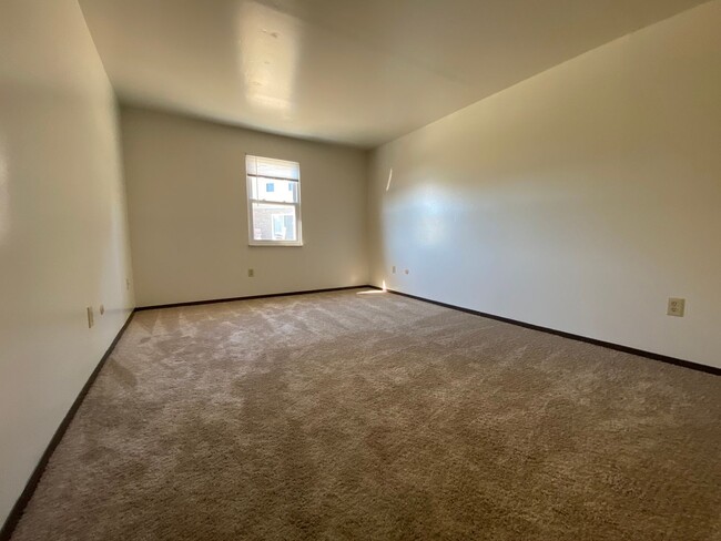 Building Photo - North Hills 2 BR Apartment! Perfect Locati...