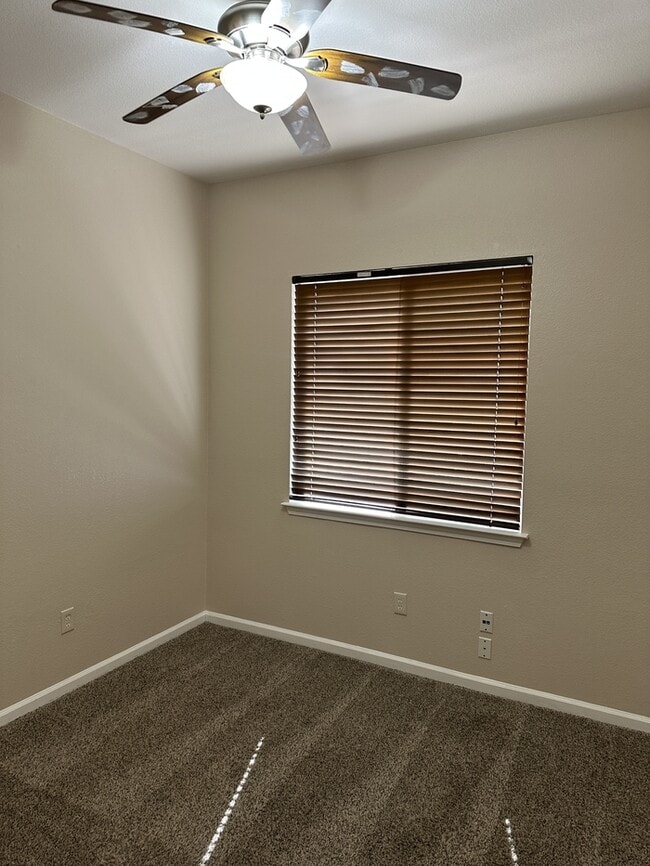 Building Photo - Weston Ranch 4 Bedroom 2.5 Bathroom Home