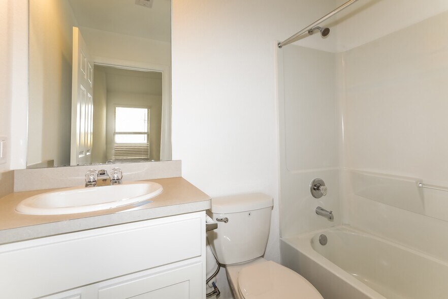 Building Photo - 919 Silver Birch Br