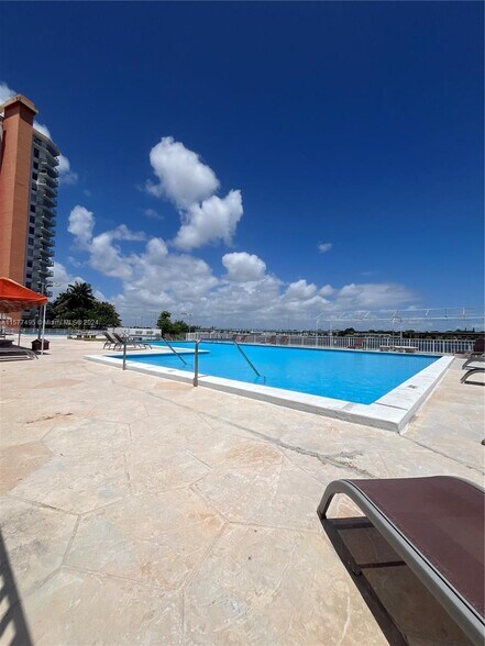 Building Photo - 1351 NE Miami Gardens Dr