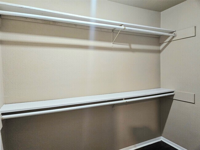 Building Photo - 4231 Southchase Ln