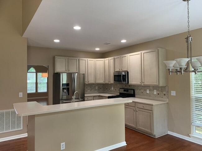 Building Photo - Move-in Ready 5 bedroom, 3.5 bath house lo...