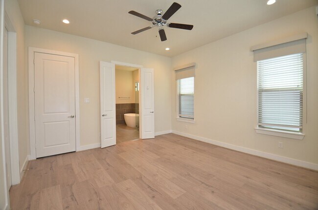 Building Photo - 2616 Riverside Dr