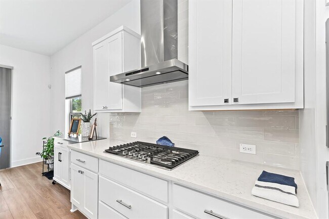 Building Photo - 523 Hallwood Dr